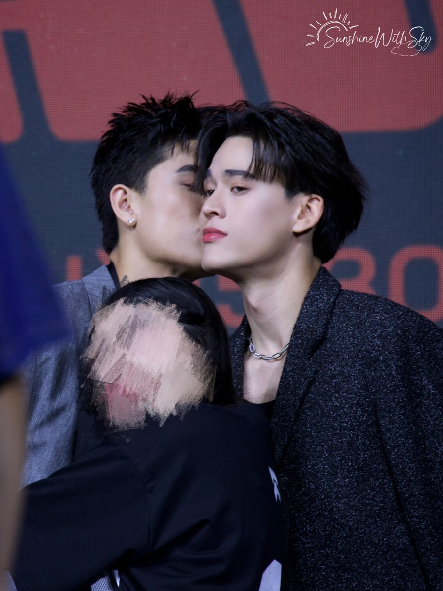 sunshinewithsky's tweet photo. Isn’t it too close…????🫠
Although Gawin seems enjoying it🤧

#JossGawin1stFMTPE 
#JossGawin 
#JossWayar 
#GawinCaskey https://t.co/4bqCoA3AaS