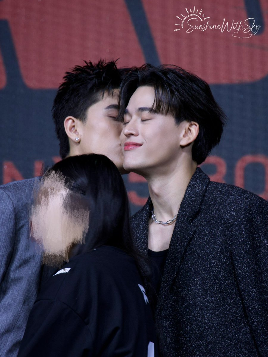 sunshinewithsky's tweet photo. Isn’t it too close…????🫠
Although Gawin seems enjoying it🤧

#JossGawin1stFMTPE 
#JossGawin 
#JossWayar 
#GawinCaskey https://t.co/4bqCoA3AaS