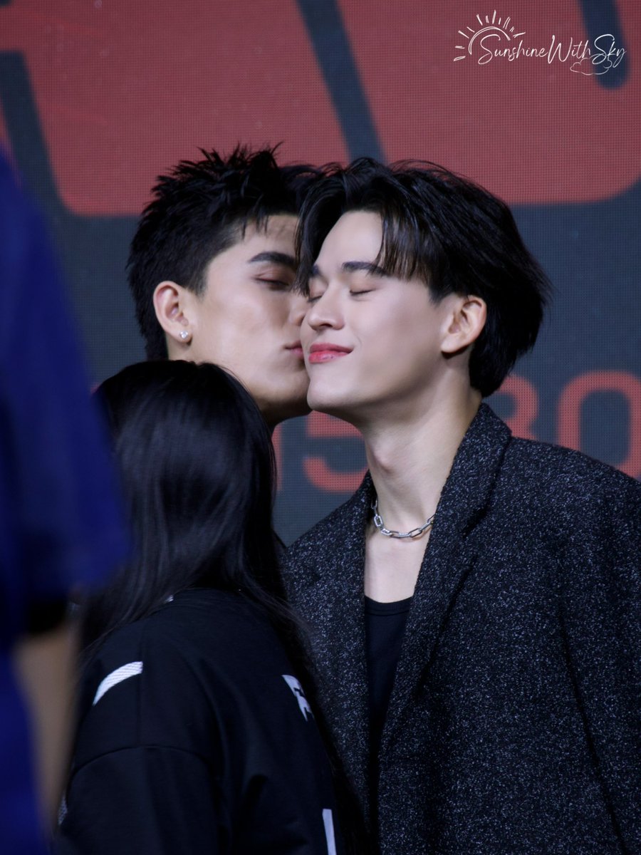 sunshinewithsky's tweet photo. Isn’t it too close…????🫠
Although Gawin seems enjoying it🤧

#JossGawin1stFMTPE 
#JossGawin 
#JossWayar 
#GawinCaskey https://t.co/4bqCoA3AaS