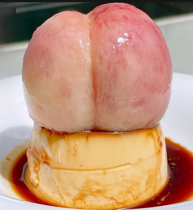 sweetroad5's tweet photo. 東京都稲荷町駅近くにあるお店「hitoma」の、ビターなカラメルをかけた固めのプリンの上にジューシーな桃を丸ごと1つ乗せた「桃プリン」✨

予約必須のプリンです！ https://t.co/eaw570X9aO