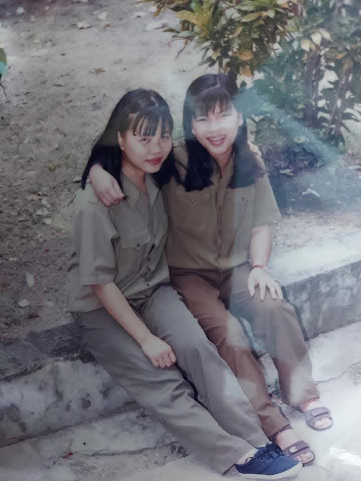 👉Bài dự thi lớp Việt văn - Team Cà Chớn.
👉 Chủ đề "Gặp người đúng lúc"
Một chiếc ❤️ của bạn là sự động viên rất lớn với mình. 
-----------------
Người ta nói tình yêu sét đánh, còn bọn tui là "tình bạn sét đánh" 😂. Năm ấy, tui lỉnh kỉnh tay xách nách