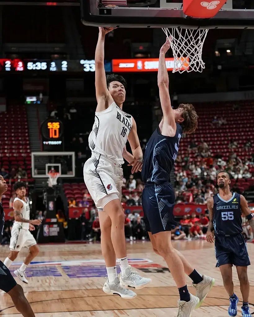 aubl_bball's tweet image. Another day, another Yang Hansen poster 🔥

Powerful. Fearless. Unforgettable.

He’s not from AUBL — but the next Yang Hansen might be.

The stage is set for Asia’s next rising star.

📍 Where raw potential meets real opportunity.

#AUBL #hangzhou #nba #summerleague