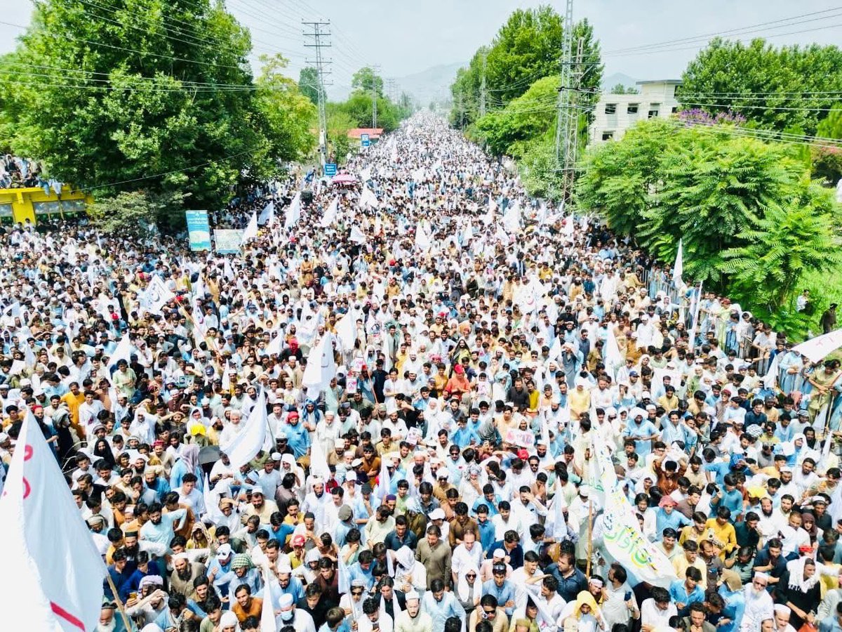 د امن ناوی لہ سنگار دی پہ شریکہ اوشی 
ما دنداسہ راوڑی تہ ورلہ رانجہ اومنہ 

باجوڑ امن پاسون

#BajaurAmanPasoon