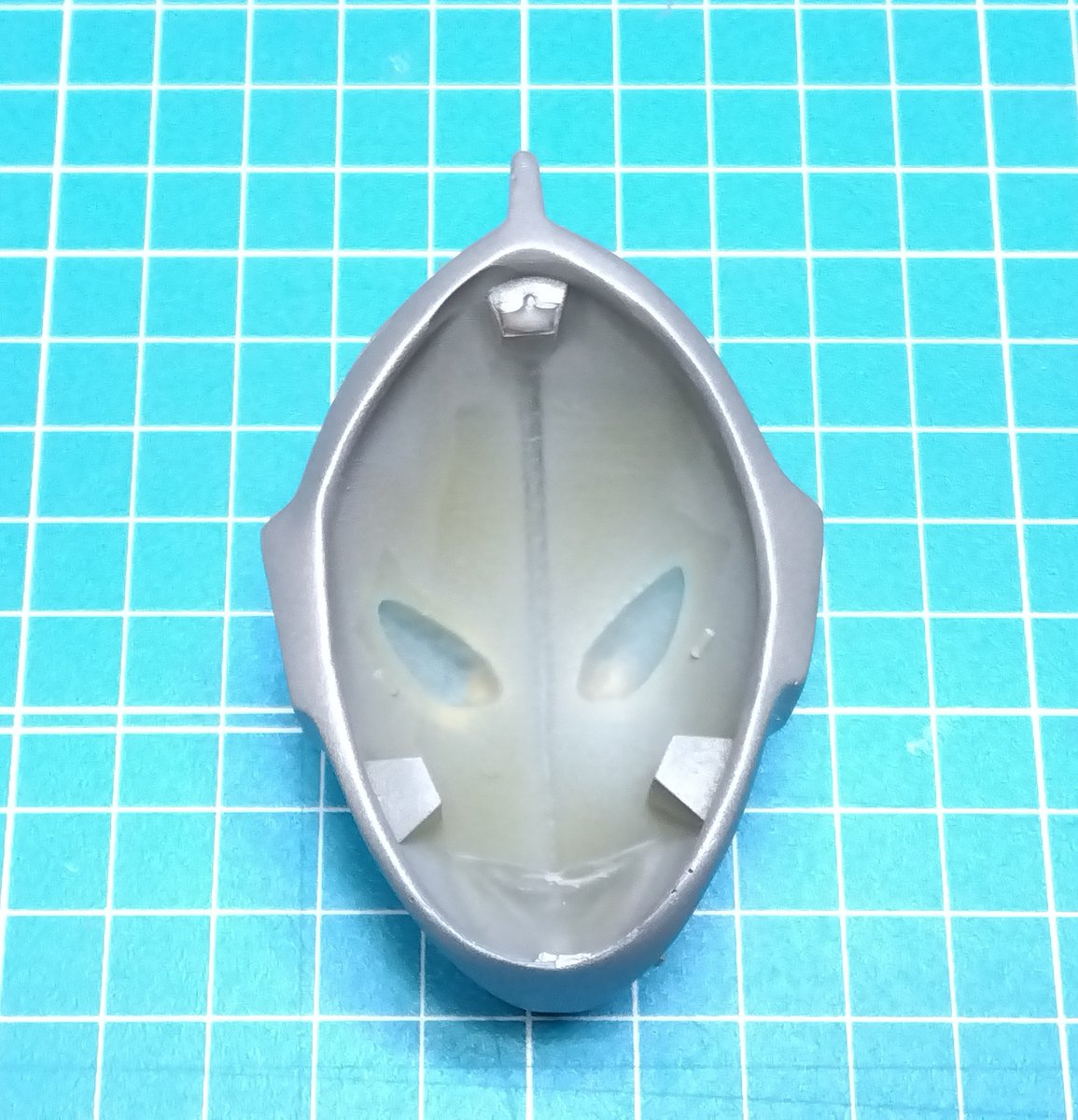 highlight_oka's tweet image. ゾフィーのマスクです。
目は内側からつや消し白を薄〜く吹きました。
電飾用ベースは手抜きしてアルミ箔を貼ってみました。
ライト当ててみたけど思いのほか効果なし…
やっぱり電飾しかないかぁ…