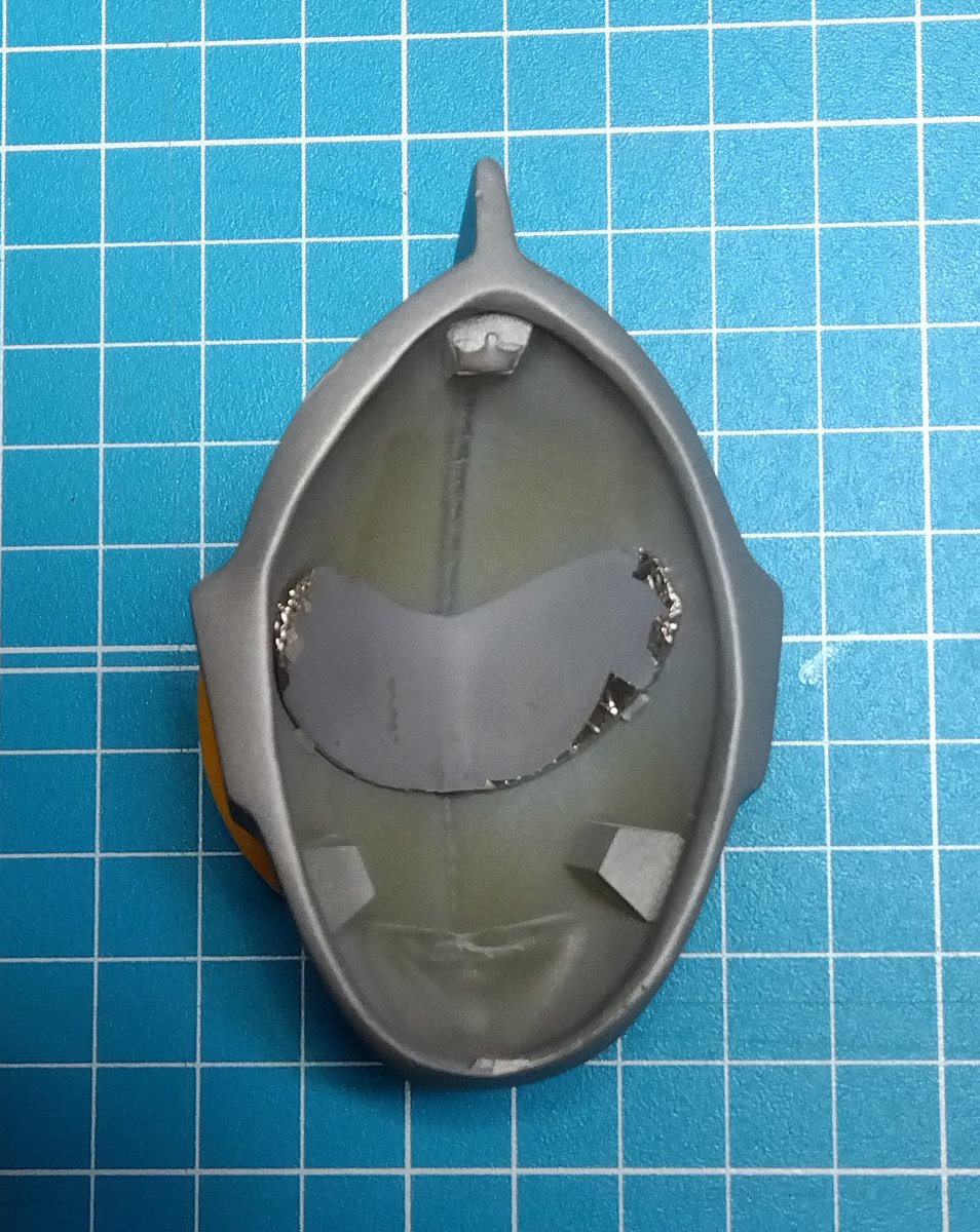 highlight_oka's tweet image. ゾフィーのマスクです。
目は内側からつや消し白を薄〜く吹きました。
電飾用ベースは手抜きしてアルミ箔を貼ってみました。
ライト当ててみたけど思いのほか効果なし…
やっぱり電飾しかないかぁ…