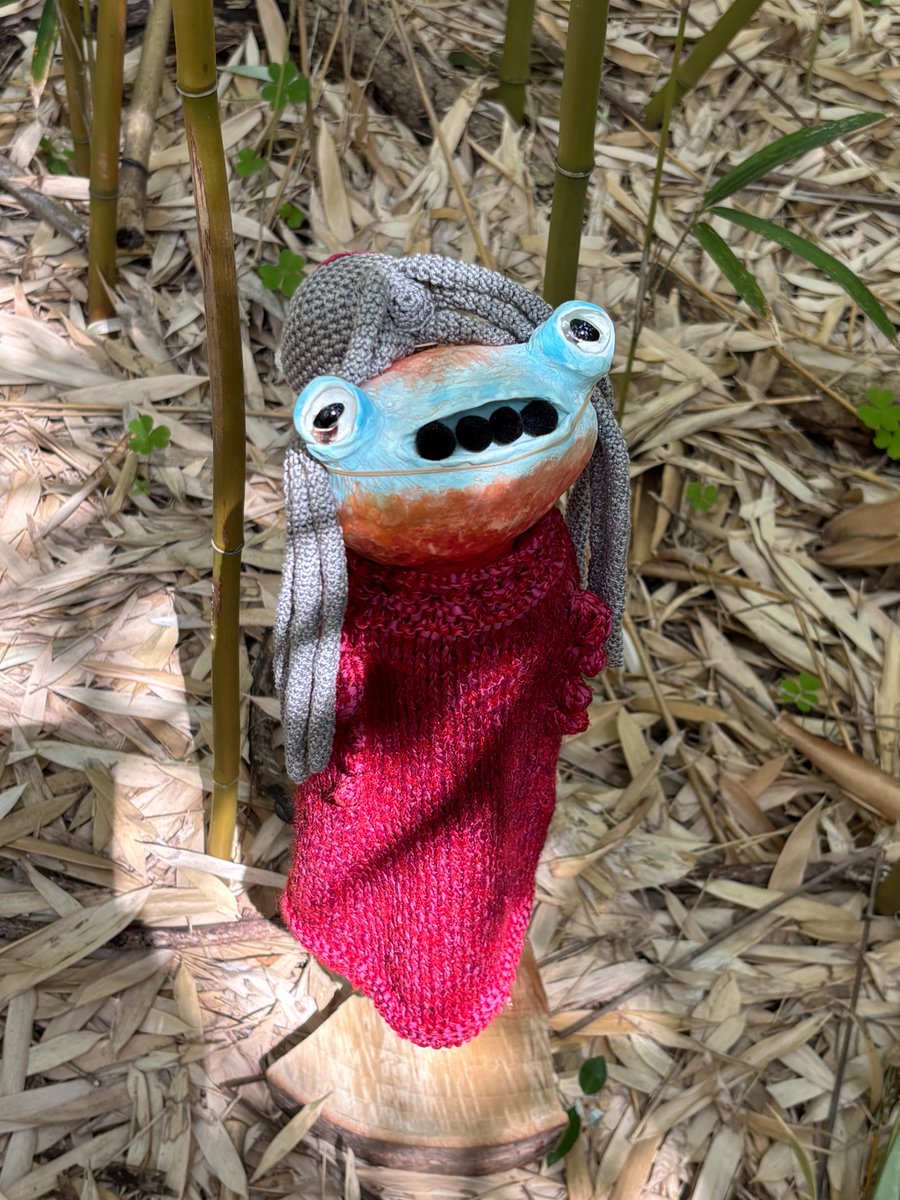 【瀬戸芸2025夏会期】
8/2〜5に鴻池朋子が大島で「行動展示」を行います！
山全体を使った作品《リングワンデルング》にて整備作業しながら皆さんをお迎えしますので、どうぞお声がけください。 
柔らかい山道の感触を堪能されたい方には地下足袋をお勧めします！  
（管理者モモンガ）#鴻池朋子