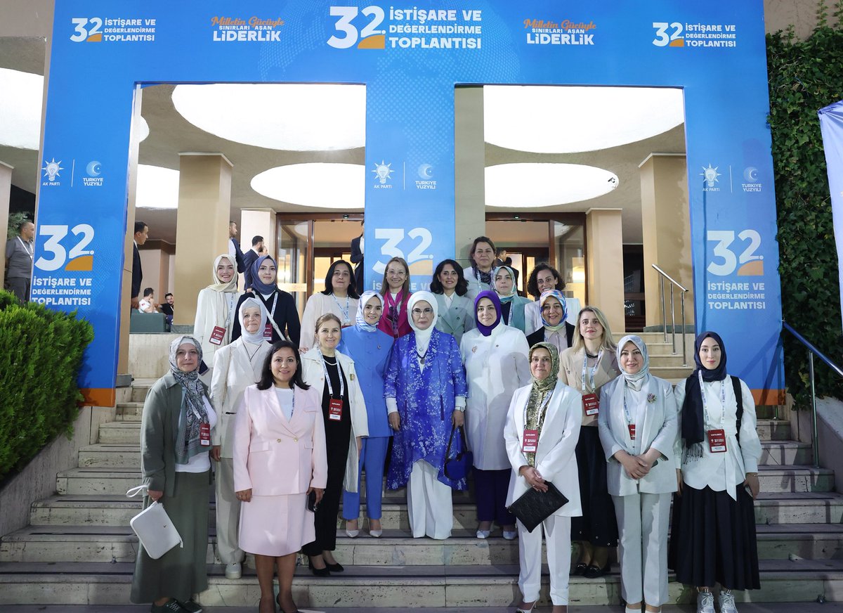 EmineErdogan's tweet image. AK Parti 32. İstişare ve Değerlendirme Toplantısı kapsamında, AK Parti 3 kademe kadın MYK, MKYK üyelerimiz ve kadın milletvekillerimizle “Hayatı Zarafetle Yaşamak” programında bir araya geldik.
Kıymetli hocamız Prof. Dr. Sâdettin Ökten’in anlam yüklü sohbeti, fikri dünyamıza…