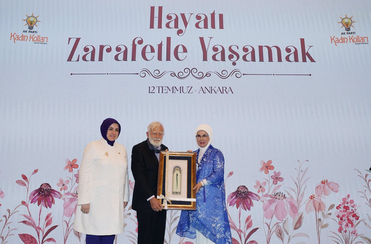 EmineErdogan's tweet image. AK Parti 32. İstişare ve Değerlendirme Toplantısı kapsamında, AK Parti 3 kademe kadın MYK, MKYK üyelerimiz ve kadın milletvekillerimizle “Hayatı Zarafetle Yaşamak” programında bir araya geldik.
Kıymetli hocamız Prof. Dr. Sâdettin Ökten’in anlam yüklü sohbeti, fikri dünyamıza…