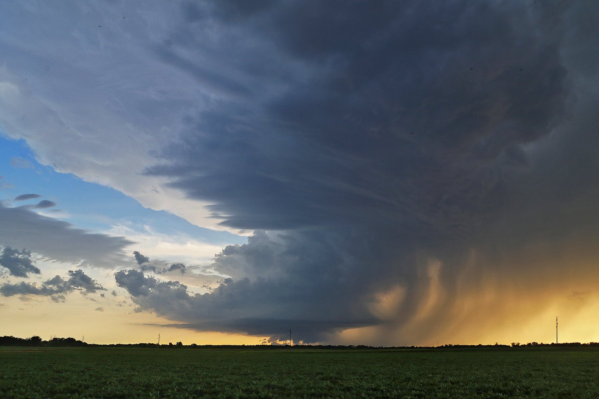 nevremeteam's tweet image. On this day 2 years ago: a record-breaking supercell crossed 5 Balkan countries — 14 hours, 1200 km. This is our shot from Vojvodina.