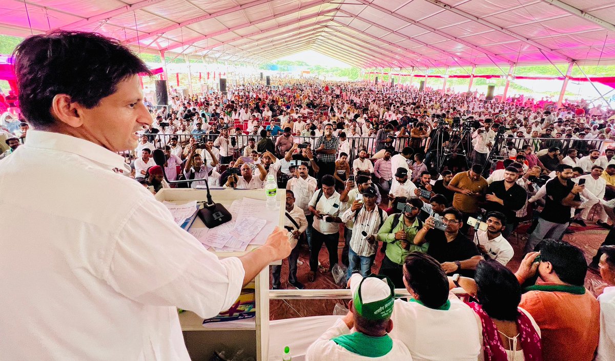 DeependerSHooda's tweet photo. आज अनंगपुर में आयोजित महापंचायत में शामिल हुआ और अपना पूर्ण समर्थन दिया।

भाजपा सरकार की नीति, रीति देश की संपत्ति को बेचने और बड़े उद्योपतियों को देने की बन गयी है। अब बीजेपी सरकार की नजर अरावली इलाके पर है। 

सरकार ने सुप्रीम कोर्ट में ठीक से पैरवी नहीं की इसलिये उसकी नीयत पर भी सवाल उठते हैं। कोर्ट का फैसला है तो रास्ता निकालना भी सरकार का काम है। सरकार चाह ले तो क्या नहीं हो सकता। 

PLPA और अरावली वन क्षेत्र की आड़ में सैंकड़ों वर्षों से रह रहे हजारों परिवारों को उजाड़कर बेघर करने और उनके घरों को तोड़ने की सरकारी कोशिश कहीं से भी न्यायसंगत नहीं है। अगर सरकार अन्याय करेगी तो कांग्रेस के 37 विधायक और 5 सांसद चंडीगढ़ से लेकर दिल्ली तक न्याय की लड़ाई लड़ेंगे।

📍अनंगपुर (फरीदाबाद)