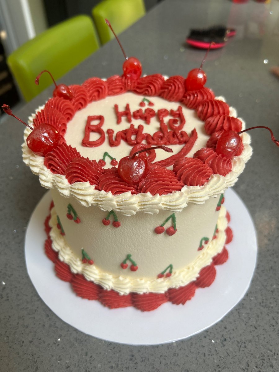 A moment for the cake. 🫶🏼
A little small biz shout out for any followers in East Devon. Gorgeous cake as always from Mrs McBakes in Exmouth, she’s amazing! ♥️