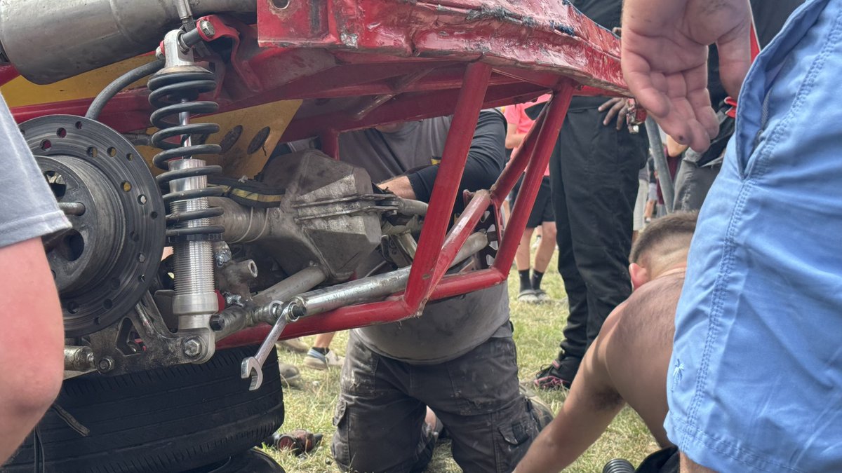 RiggermanF1's tweet photo. 998 has more substantial damage than 183 with work ongoing to the rear end. #repairsinprogress ๐
#BriSCAF2 https://t.co/BLfz7L1J6w
