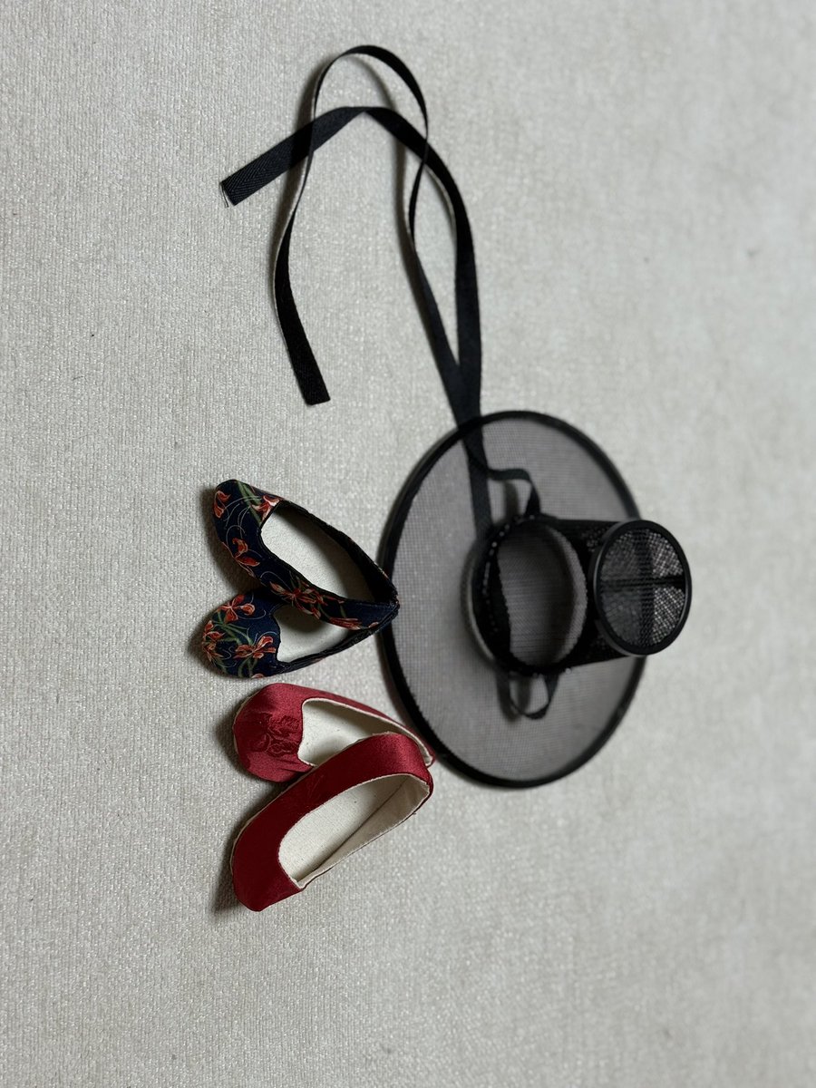 가인돌 신발특강을 들었다.
집에서 다음주에 쓸 여아 신발도 하나 만듬.
꽃무늬로 만드니 너무 귀엽다 ㅠㅠㅠㅠㅠㅠㅠ
수업들으면서 본 갓(샘플)도 너무 귀여워서 덥석 집어왔다.

예약한 스툐와는 백만년 먼 패션이지만 알게뭐냐 귀야운데😍