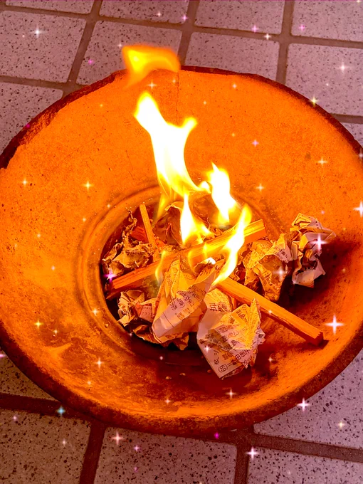 今日からお盆の入り いつも父が準備してくれてたんですけど今年は手を借りられないので比嘉さんと色々調べながら供膳や迎え火しました こういうの私の代になったらもういいかな〜とか思ってたけど、ずっと続けられてきたものってなんとなく止めるにしのびないよね