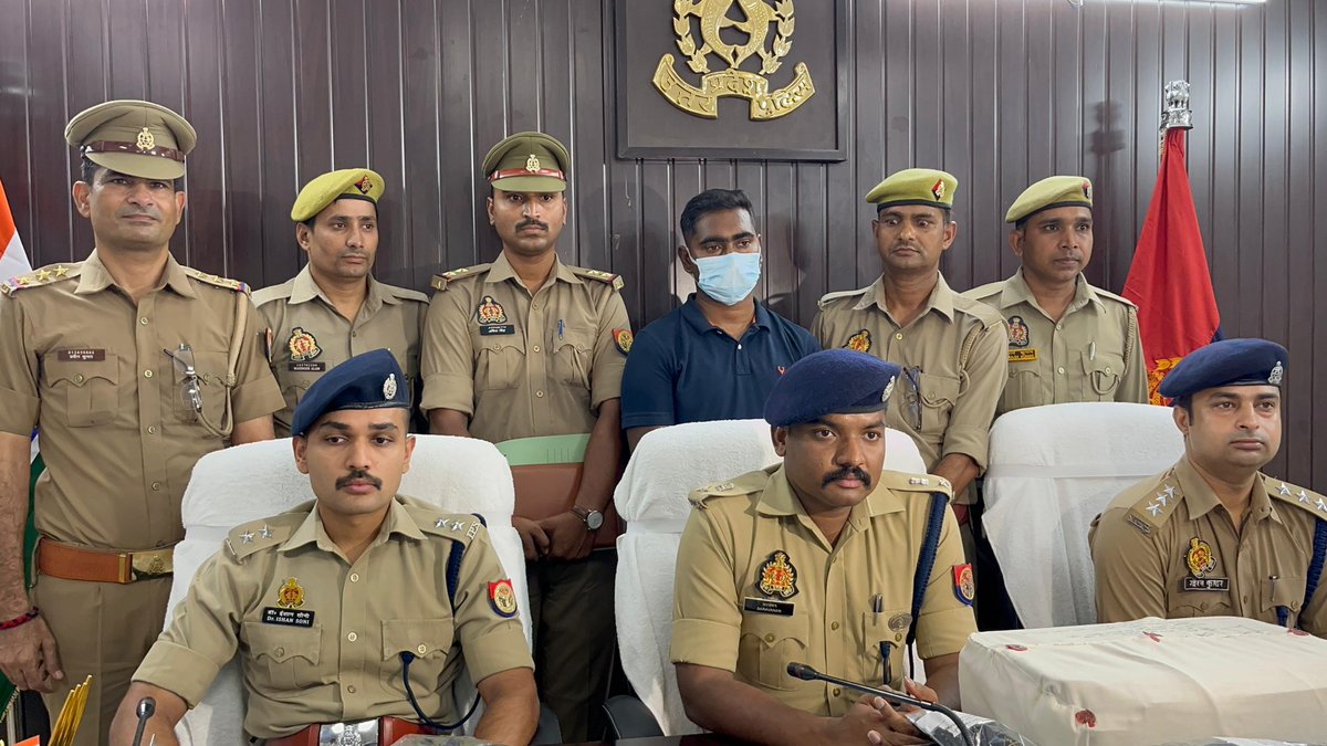 मैट्रीमोनियम साइट के माध्यम से अपने को आर्मी अधिकारी बताते हुए लड़कियो को प्रेमजाल में फँसाकर उनसे धन उगाही करने वाला अभियुक्त गिरफ्तार, कब्जे से आर्मी की वर्दी मेडल फर्जी आई कार्ड आदि बरामद । #UPPolice #PoliceCommissionerateVaranasi #DCP_Kashi_Vns