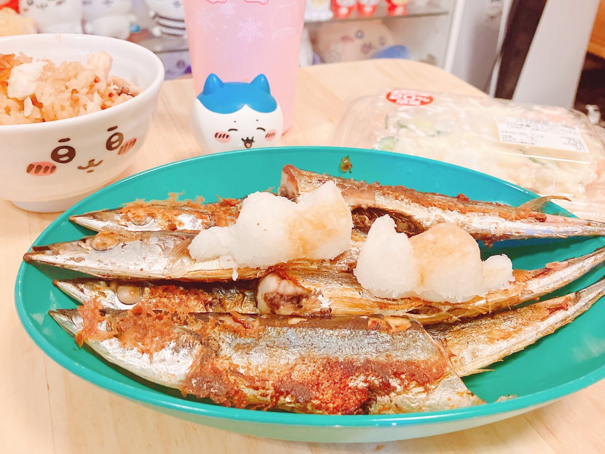 「選ばれたのは、サンマとポテトサラダでした 猫型の大根おろしをそえて…」|NIJICO👯のイラスト