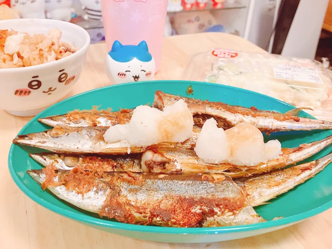 選ばれたのは、サンマとポテトサラダでした 猫型の大根おろしをそえて…