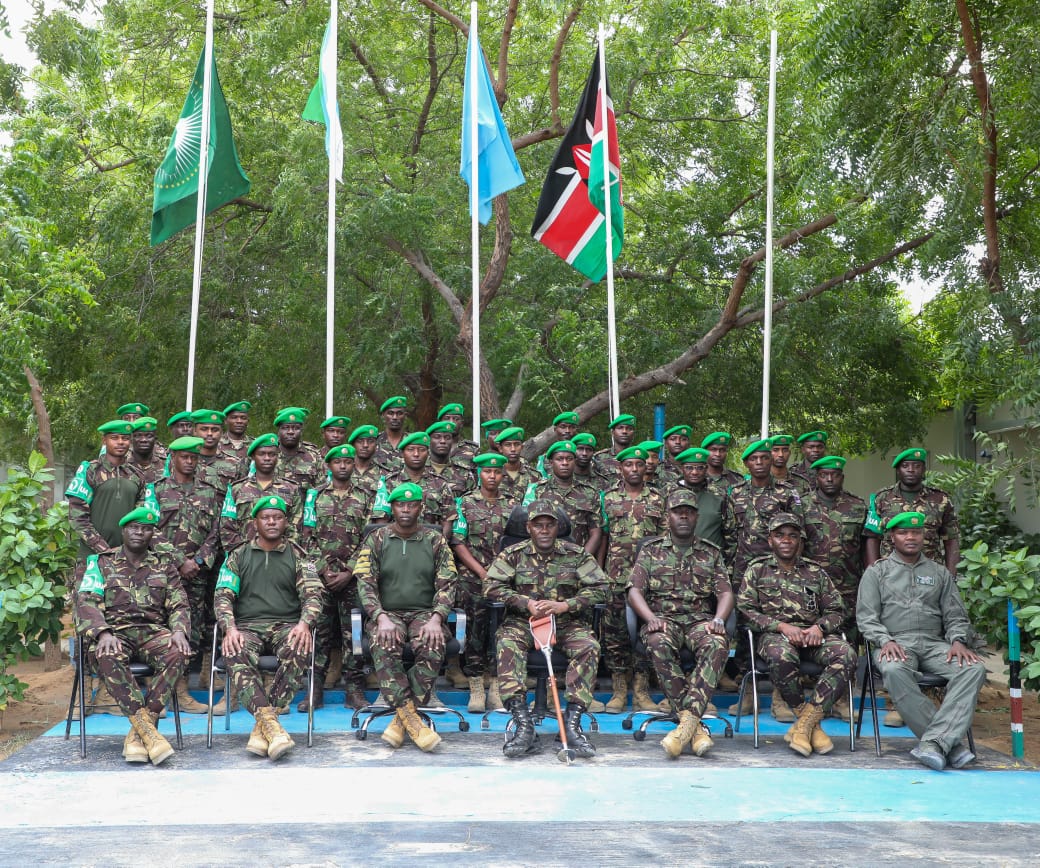 aussom_'s tweet image. Taliyaha cusub ee Ciidanka Kenya, S/Guud David Keter ayaa Jimcihii booqday ciidanka @kdfinfo #AUSSOM ee ku sugan #Soomaaliya si uu u qiimeeyo hawlgallada una dhiirrigeliyo ciidanka.
Waxaa soo dhoweeyey Taliyaha Qaybta 2-aad, S/Guuto Edward Banda & Ku Xigeenkiisa, G/Sare Samson…