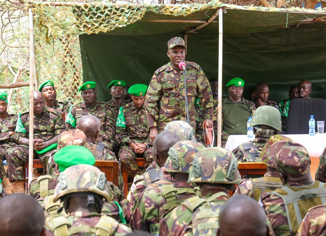 aussom_'s tweet image. Taliyaha cusub ee Ciidanka Kenya, S/Guud David Keter ayaa Jimcihii booqday ciidanka @kdfinfo #AUSSOM ee ku sugan #Soomaaliya si uu u qiimeeyo hawlgallada una dhiirrigeliyo ciidanka.
Waxaa soo dhoweeyey Taliyaha Qaybta 2-aad, S/Guuto Edward Banda & Ku Xigeenkiisa, G/Sare Samson…