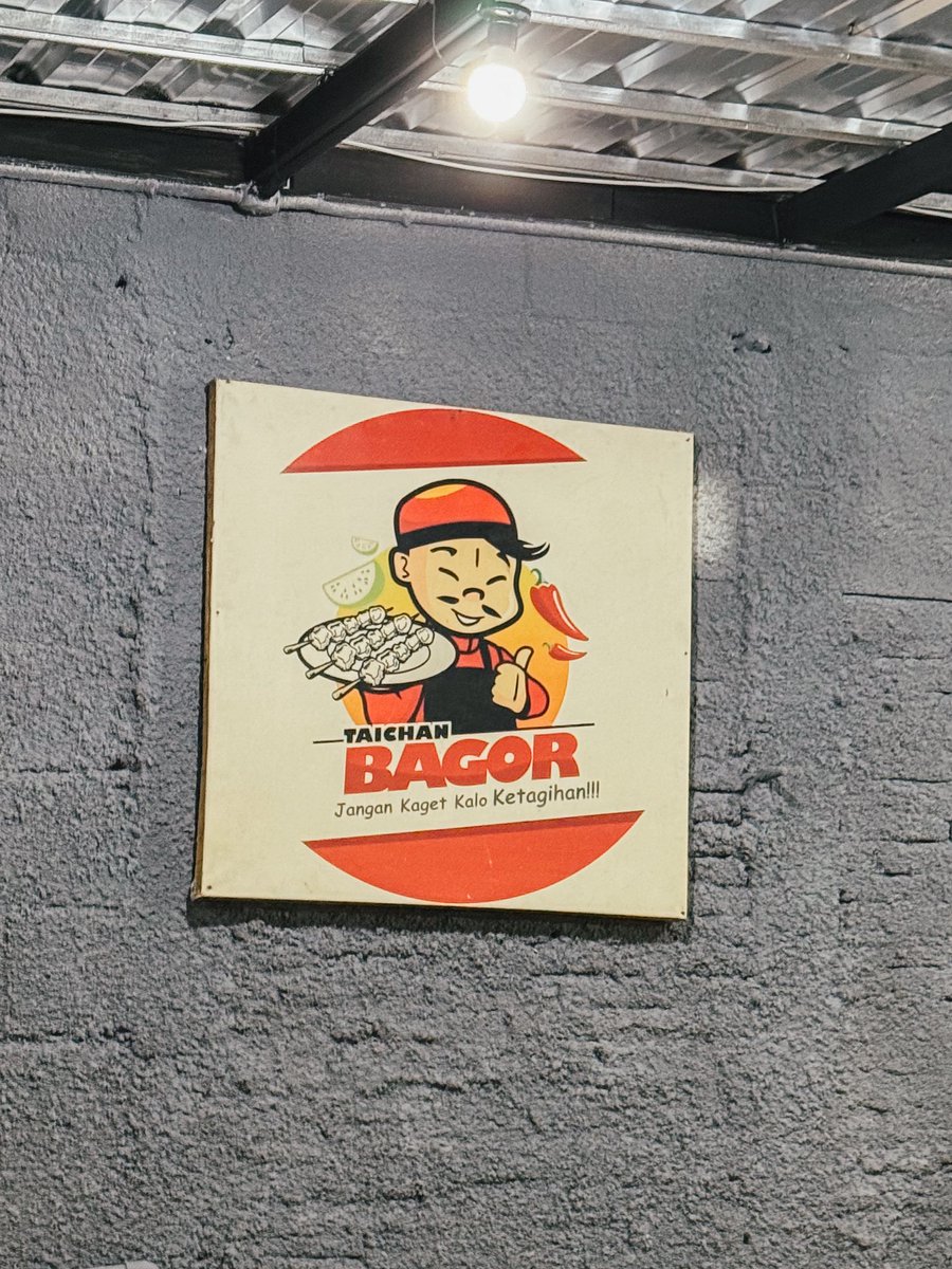 Sate taichan andalan dari jaman kuliah. Sambelnya Taichan Bagor ini emg beda dari lainnya, bukan yg encer tapi kentel. Sate ayam bakarny masih gede-gede juga dan rasanya sangat stabil sampe sekarang. Tempat barunya luas dan nyaman banget, dari rasa dan harga menurutku ini enak!