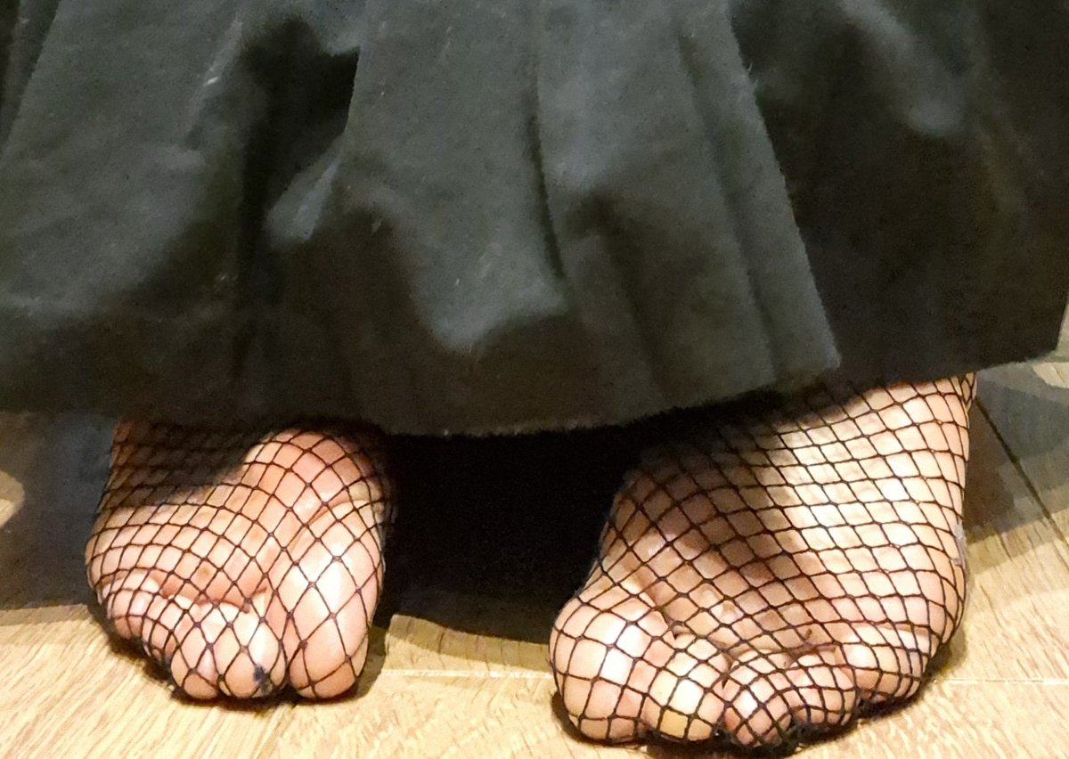 Arent pink soles and fishnets just the best ?💗🕸🎀 #feetworshi̇p #feetfetısh #feetِ #footfetısh #footcontent #findom #feetdom