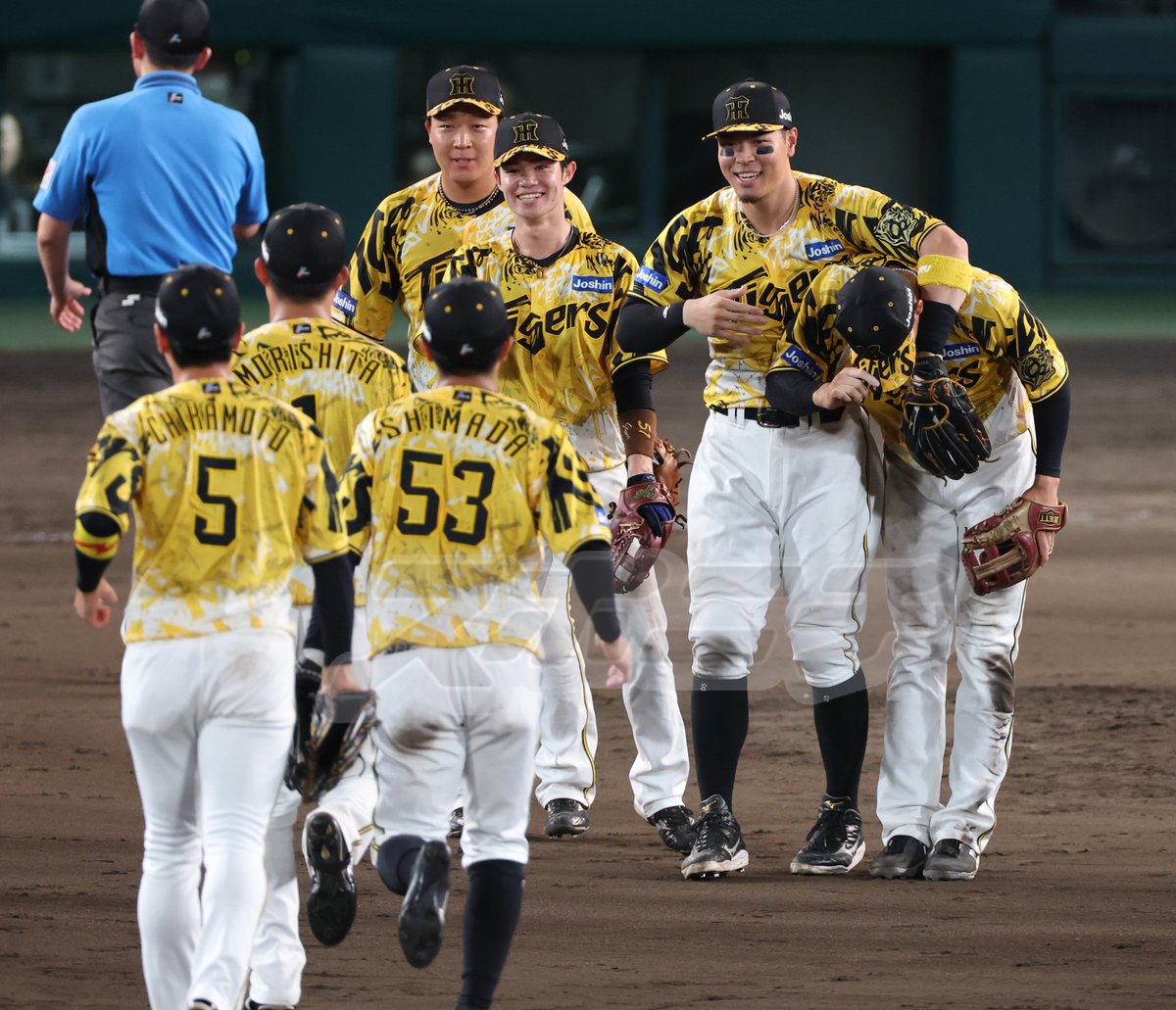 #佐藤輝明 選手から愛のあるお仕置き？を受けた #小幡竜平 選手。深々と頭を下げて #森下翔太 選手を迎えていました。