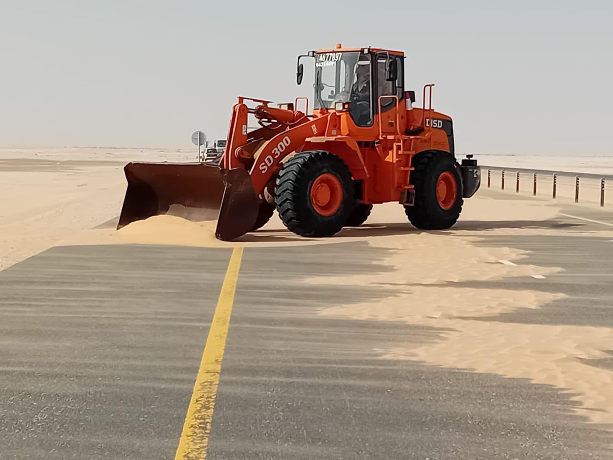 OmanNewsAgency's tweet photo. النقل والاتصالات ترفع جاهزية شبكة الطرق التي تربط محافظة #الوسطى بمحافظة #ظفار لرفع جاهزيتها،  لضمان انسيابية الحركة المرورية وسلامة مستخدمي الطرق خلال #موسم_الخريف.

https://t.co/vXSzdatkAl

#العُمانية
#نشرة_المحافظات https://t.co/UGeheyCmzd