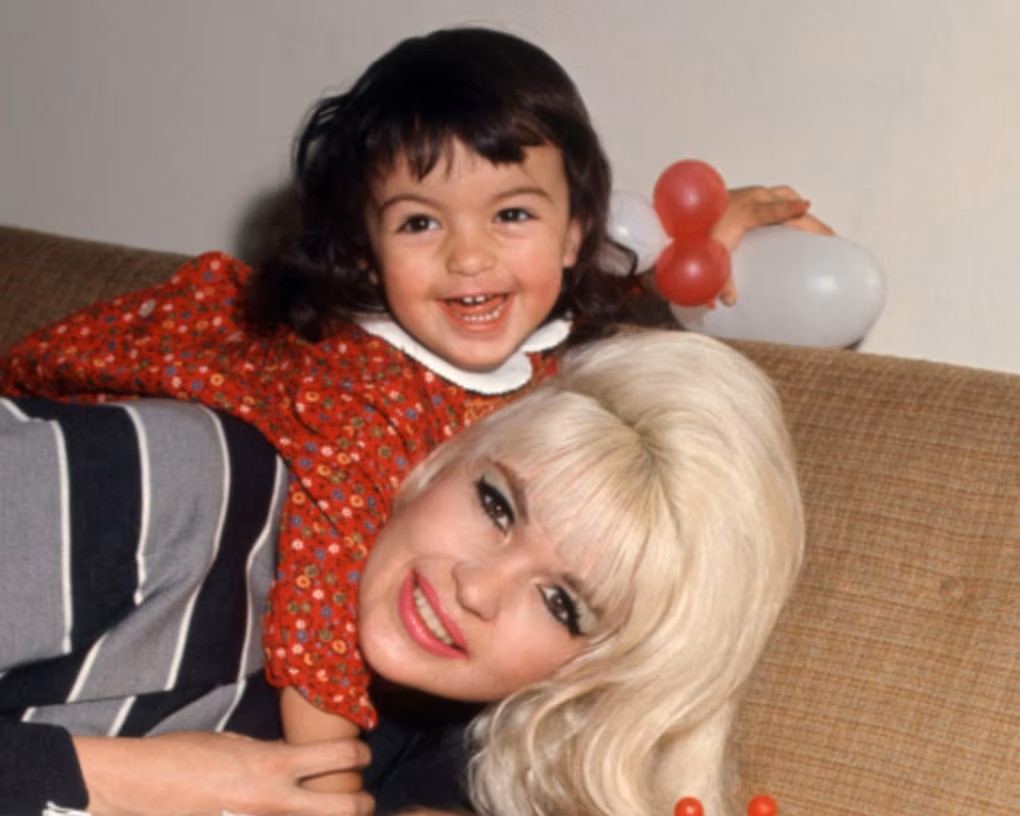 FashionJatra's tweet image. 📺My Mom Jayne review – the beautiful, touching tale of a film star, by the daughter who lost her aged three

Read more..📎short-link.me/139KQ

#Jayne #TVreview