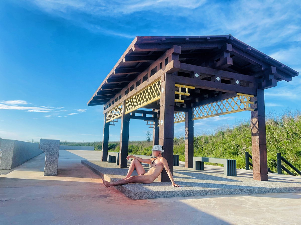 什麼大黃狗？牠在畫面最中央⋯
後來老闆載牠回家了。  
好想遛乖狗狗，有狗狗給遛嗎？