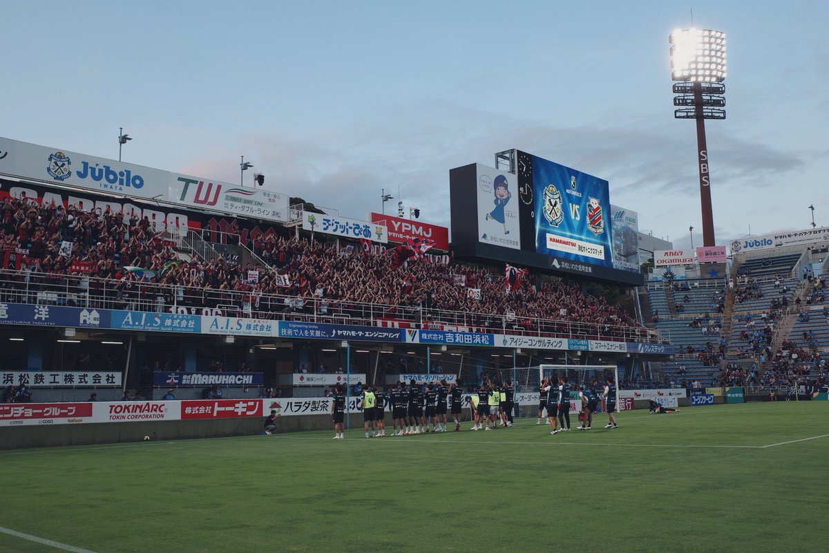 consadoleaizawa's tweet image. 毎試合この声援がクラブの武器であり
素晴らしい景色と価値。
DAZNを含めた視聴者数も高い数字。

それに応える義務が我々にはある。

この中断期間を有意義に使って諦めないクラブ作りをしたい。

昇格しましょう。