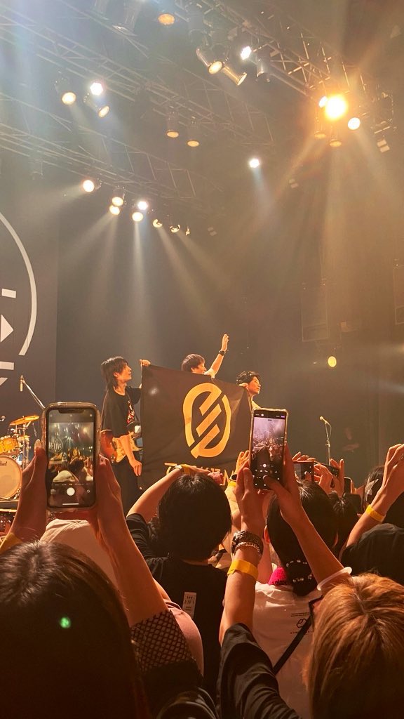 ZZdxw's tweet image. IKEさんの"ようこそ"聞いた瞬間涙出た。
LIVEが始まる…！って感じ久々に体感できた。
握手して目を見て気持ちを伝えられてよかった。

おかえりなさい。
 #IKE
 #HANDSHAKING
 #TOOKAMI