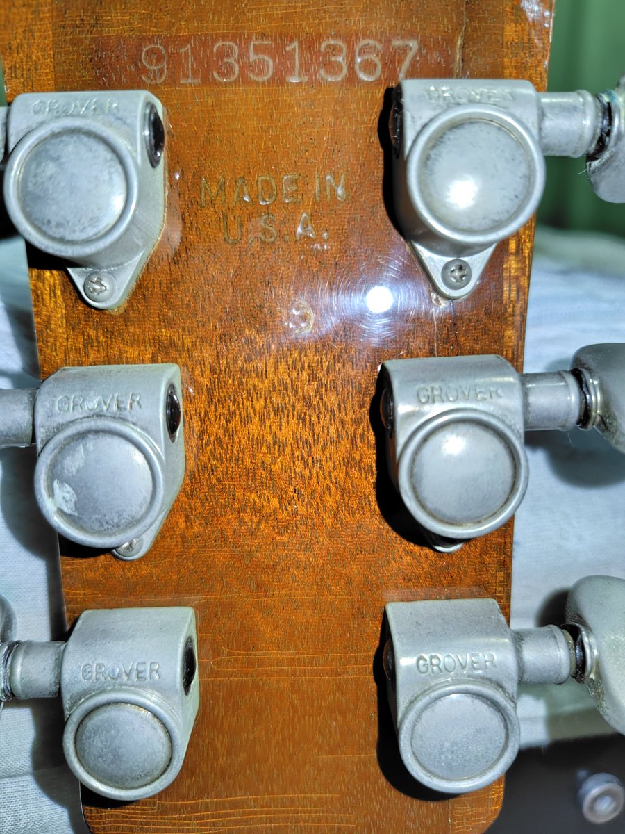 sanpo_suru_inu's tweet photo. 自分の生まれ年のギターの話がタイムラインに流れてきて実家にあるGibsonのES−335は生まれ年じゃないけどその次の年だったはずだよなって思ってシリアルナンバーを見てみたんだけど、ヘッド裏の刻印と保証書記載される番号と、ボディ内ラベルに記載される番号が違うことに気づいた。どういうこと? https://t.co/ZveCzwfz1f