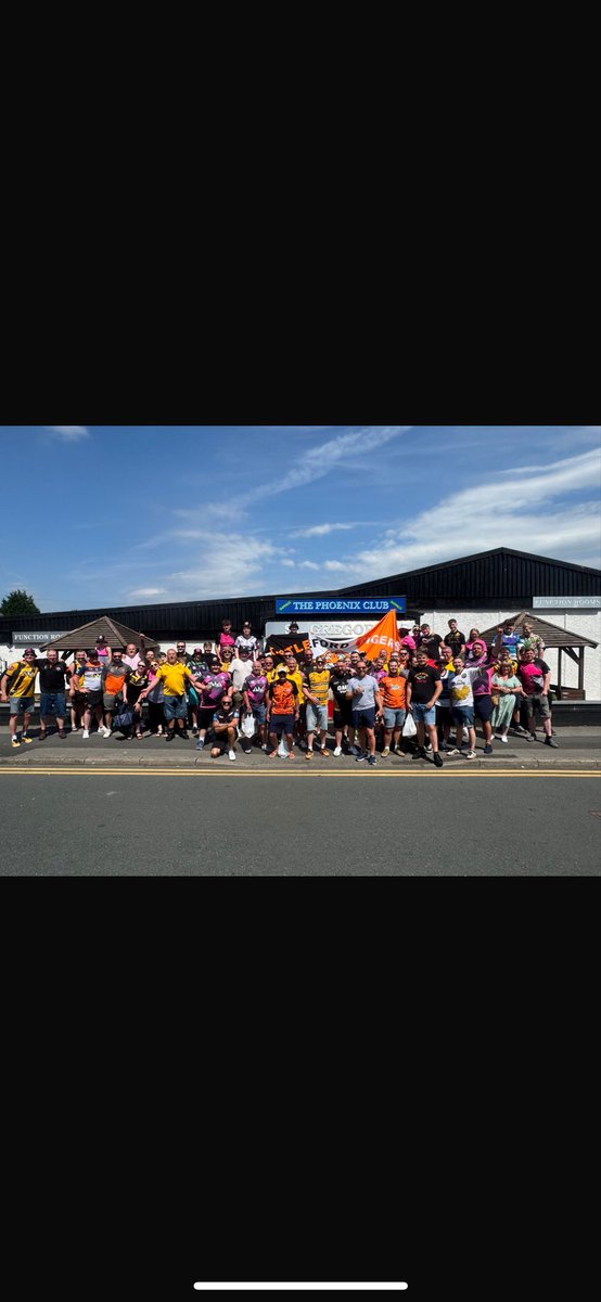 aar0nctrlfc's tweet image. just a few coyfers trying to find sammy the snake