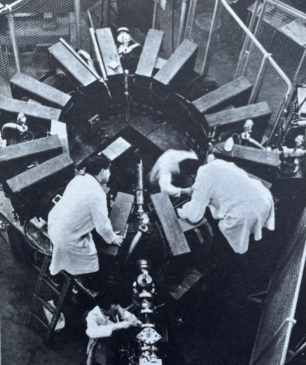 Encore une belle trouvaille dans la boîte à livres : un ouvrage de physique de 1960. On y découvre notamment des photos des réacteurs G du CEA à Marcoule, ainsi que de l’appareil TA-2000 du CEA de Fontenay-aux-Roses, utilisé pour l’étude des plasmas en vue de la fusion contrôlée.