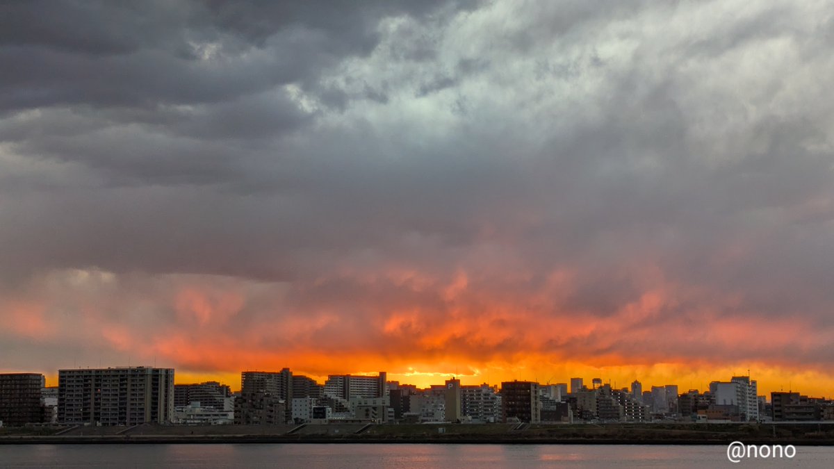 Hot sunset in japan🔥
日本の暑い夕日🔥
#CoucherDeSoleil #Sunsetlovers
#JapanSunset #NatureDuJapon
#SunsetPhotography #PhotoDuJour
#日本の風景 #写真好きな人と繋がりたい #自然が好き #旅好きな人と繋がりたい #日本の四季 #絶景 #夕日 
#外国人の日本生活