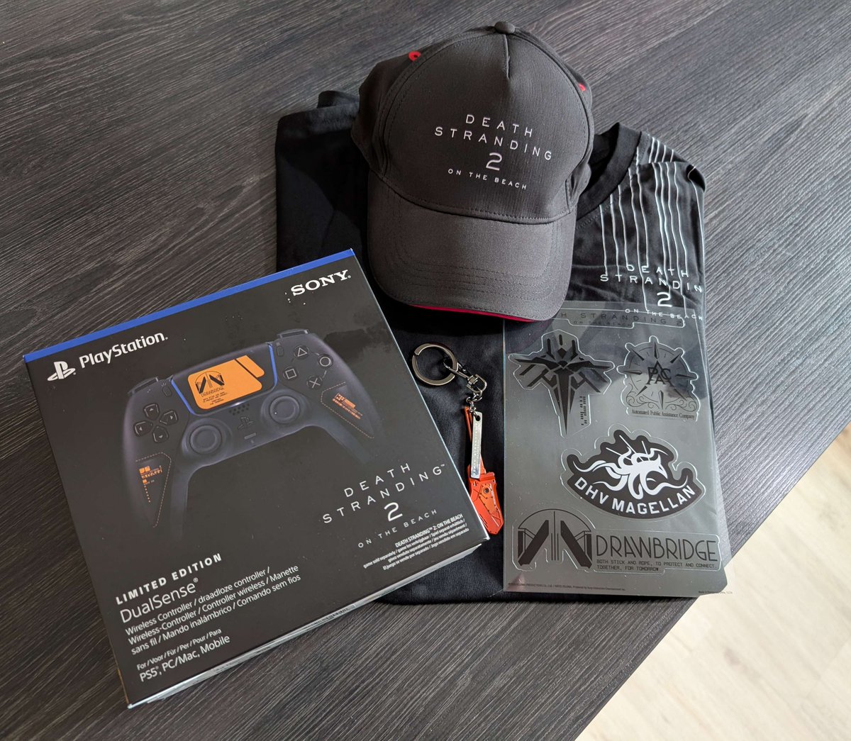 Zombey's tweet image. Super cooles Death Stranding 2 Paket bekommen 😎
Vielen Dank @PlayStationDE !
Das Spiel habe ich sowieso die letzten 2 Wochen komplett weggesuchtet und es geliebt 🥰
#Werbung #WeilGeschenk