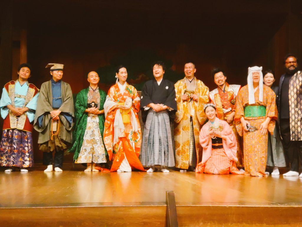 葛たかさんの最後の羽衣の受け取りが死してなお気品高くある強さがかっこ良かったです❗️
こちらの劇場に初めて入りましたがこのコンクリートビルの内部にこの規模の能楽堂作るの凄いな。
※カーテンコール撮影可の写真です。
#尋玲能楽 #デズデモーナ