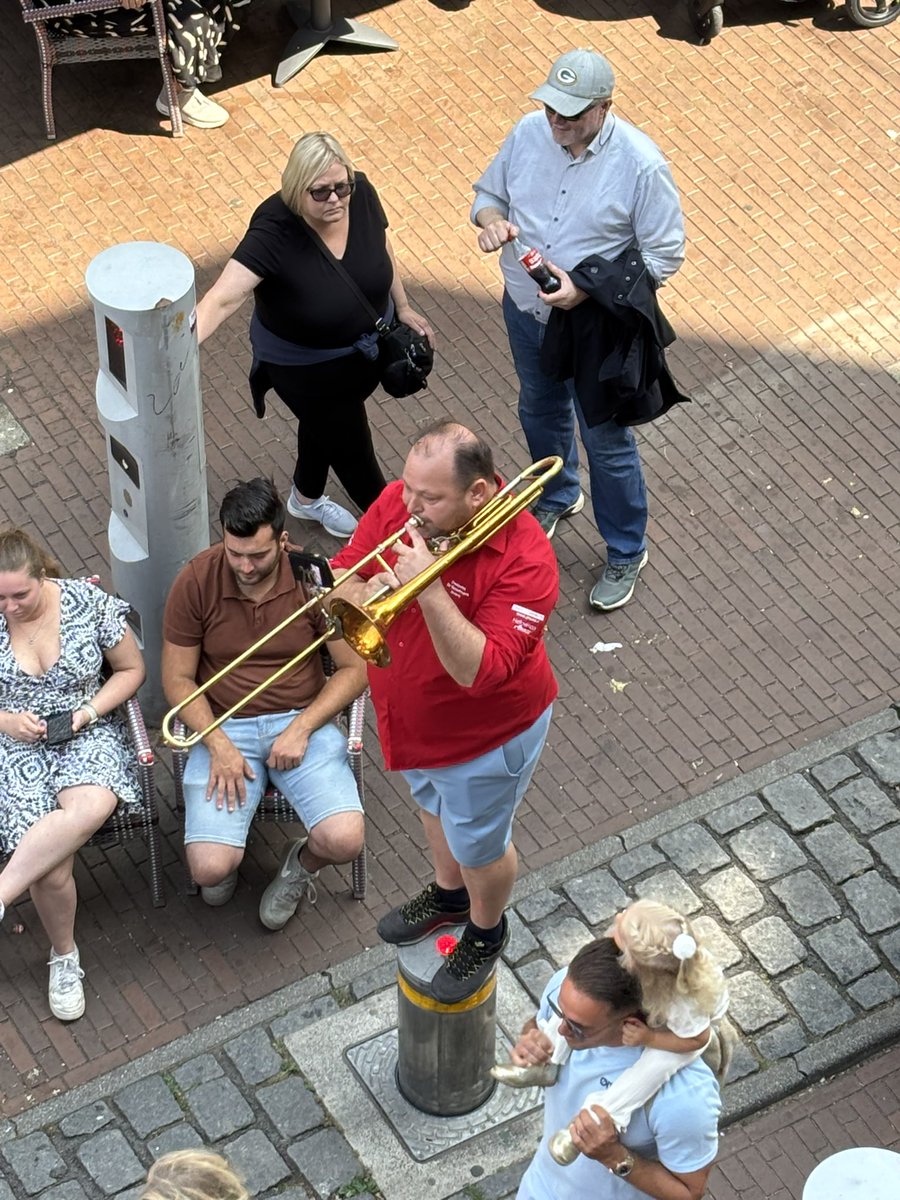 BijmansJohn's tweet photo. Gewoon een feestje in je eigen ‘voortuin’ met dweilorkest De Neutekrakers uit Alverna. #nijmegen #vierdaagsefeesten #cafesamson #vierdaagse https://t.co/tBy6FwgqlO