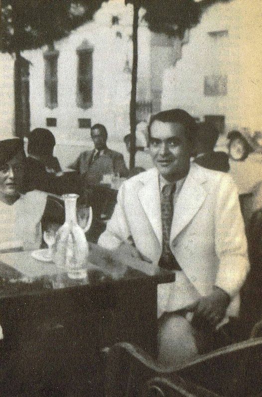 13 de julio de 1936, hace hoy 89 años. Federico García #Lorca abandona Madrid y viaja en tren nocturno a Granada, donde ha decidido acudir para reunirse con su familia y evitar la crispación y violencia política de la capital. Come con su amigo Rafael Martínez Nadal, quien