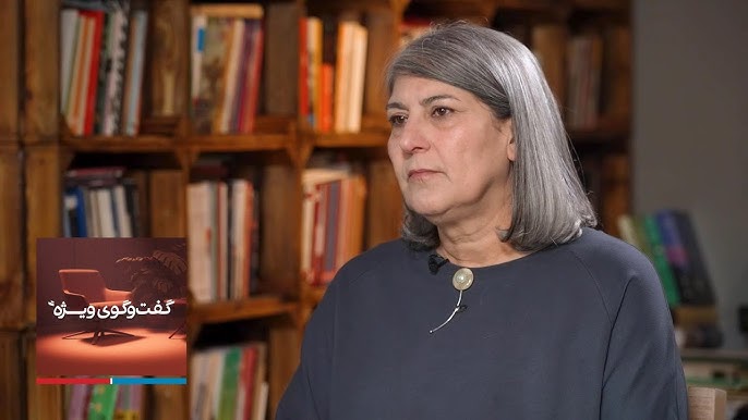 secular_d's tweet image. #پرستو_فروهر در کتاب «بخوان به نام ایران» می‌نویسد:
"ملی‌گراییِ واقعی، دفاع از حقِ مردم برای تعیین سرنوشت است، نه پرستش پرچمِ بی‌محتوا."
#پرستو_فروهر_تنها_نیست