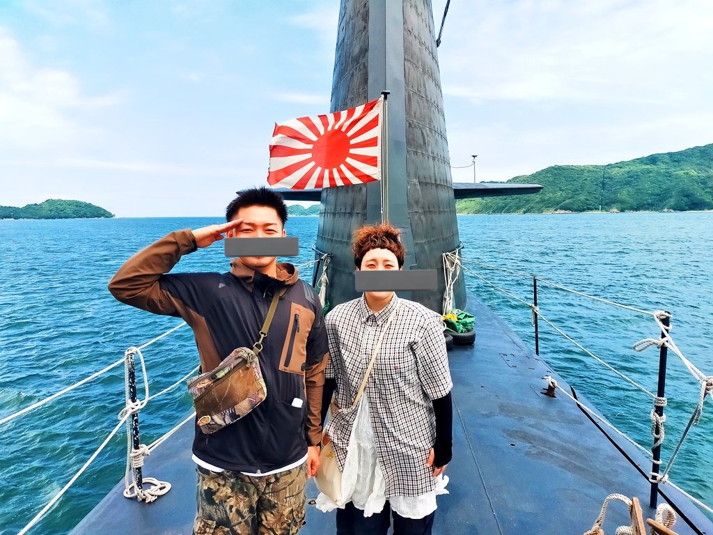 1Equal777's tweet photo. 潜水艦の乗艦見学させていただいた…！！

海に浮かぶ姿はまるでクジラそのもの。

艦内も案内いただき、映画やドラマで見た光景に臨場感を感じ、それとは裏腹に、乗組員さんたちの柔らかい雰囲気がとても印象的でした。

船員の皆様、広報官さん貴重な体験をありがとうございました！ https://t.co/QJ4fCZzMnZ