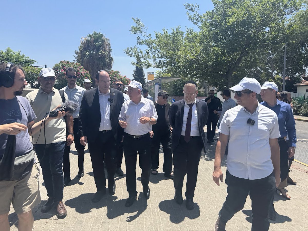 KnessetENG's tweet image. Constitution Committee holds tour of southern Tel Aviv ahead of deliberations on proposed Basic Law: Immigration; Committee Chair MK Rothman: Israel has the obligation and the right to decide how to exercise its basic sovereignty
main.knesset.gov.il/en/news/pressr…