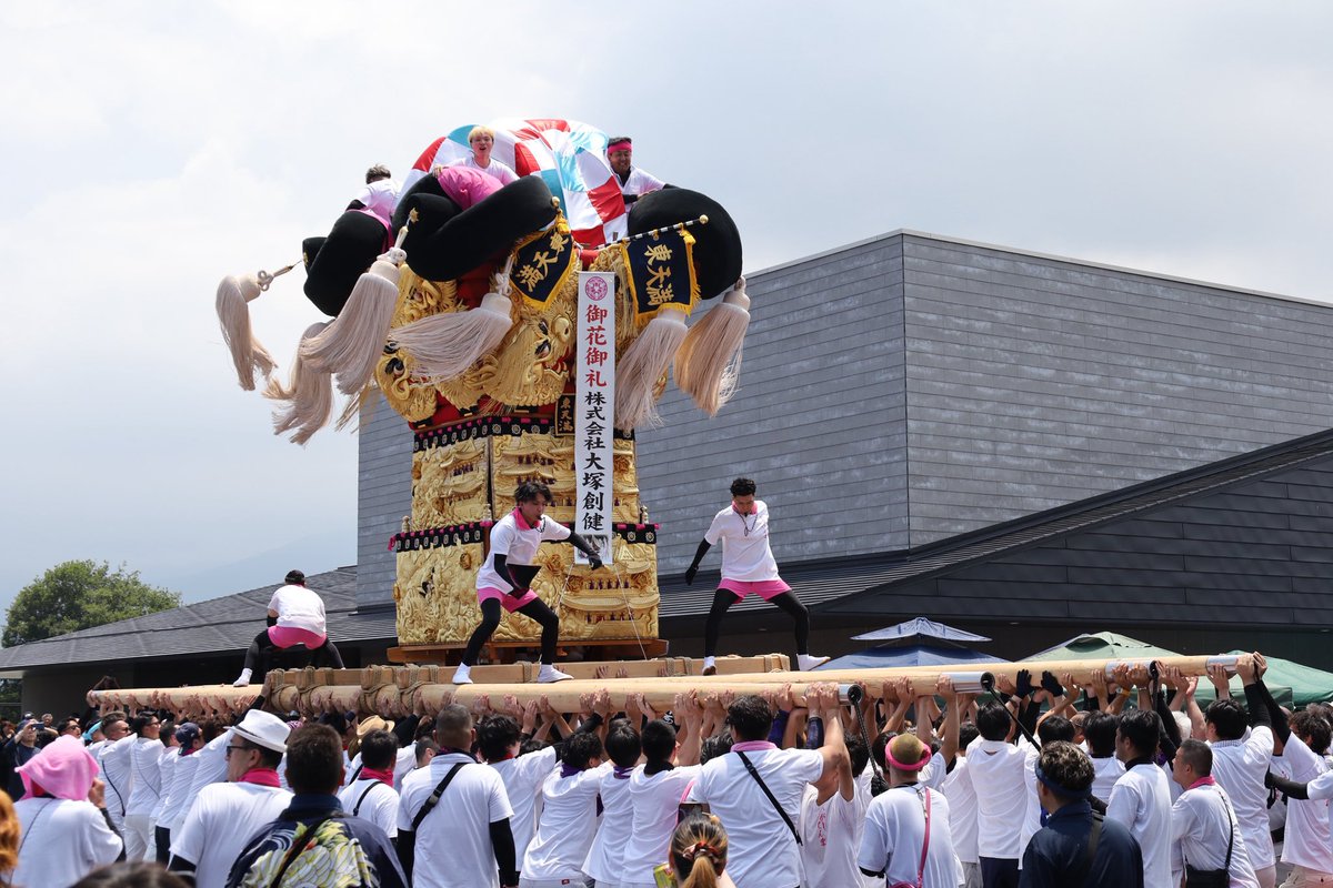 EIoSJZgndCutVU5's tweet photo. 2025年7月12日
愛媛県四国中央市土居町
北地区交流センター落成式
東天満太鼓台、上天満太鼓台による差し上げの様子。 https://t.co/8aUjK0sR2w
