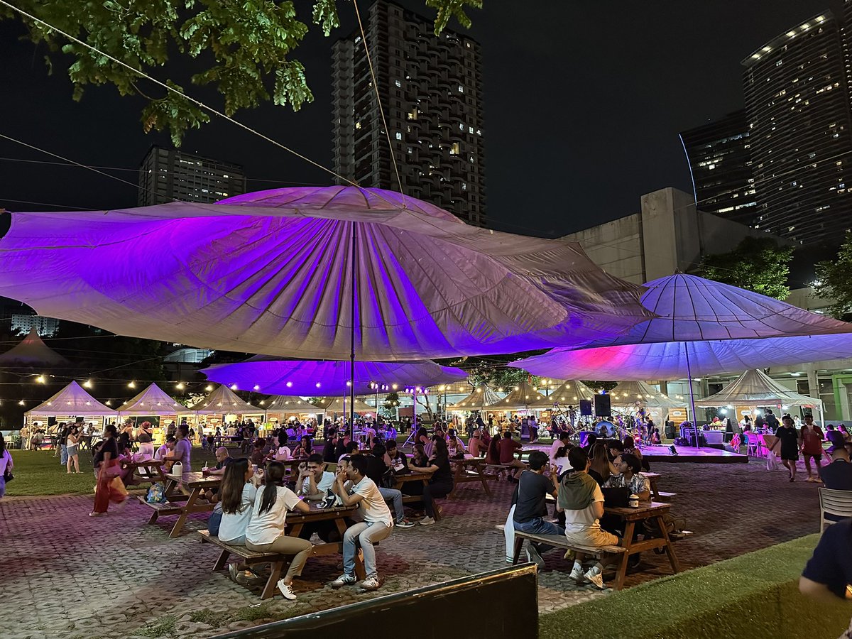 Tambay muna here after meeting friends sa QC ☺️✌️ Hello sa mga andito 👋🏼👋🏼

📍 Greenfield Central Park

#WeekendVibes
