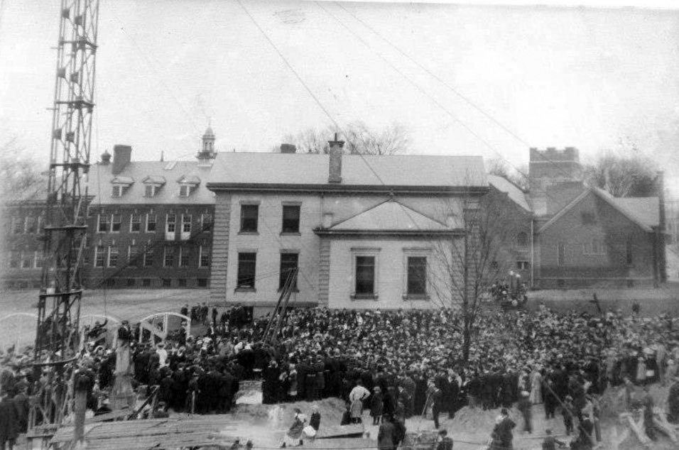 ThenNow_USA's tweet photo. Ashtabula High school cornerstone ceremony, 1915, Ohio #ohio #ashtabula #urbex #beforeandafter #historylovers #americana #architecture #vintageusa https://t.co/vulHLAfjeh