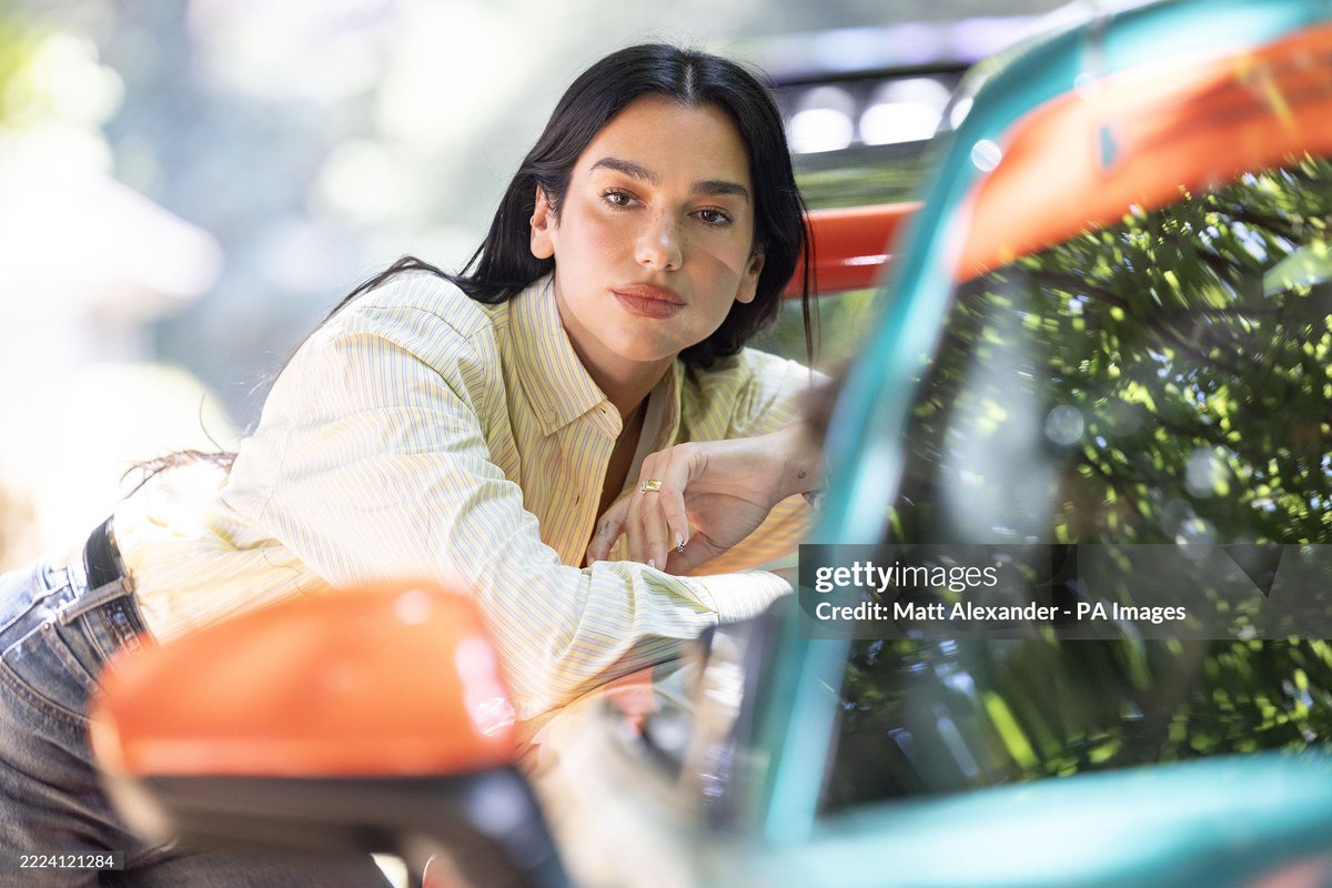 this pic of dua lipa is so crisp
