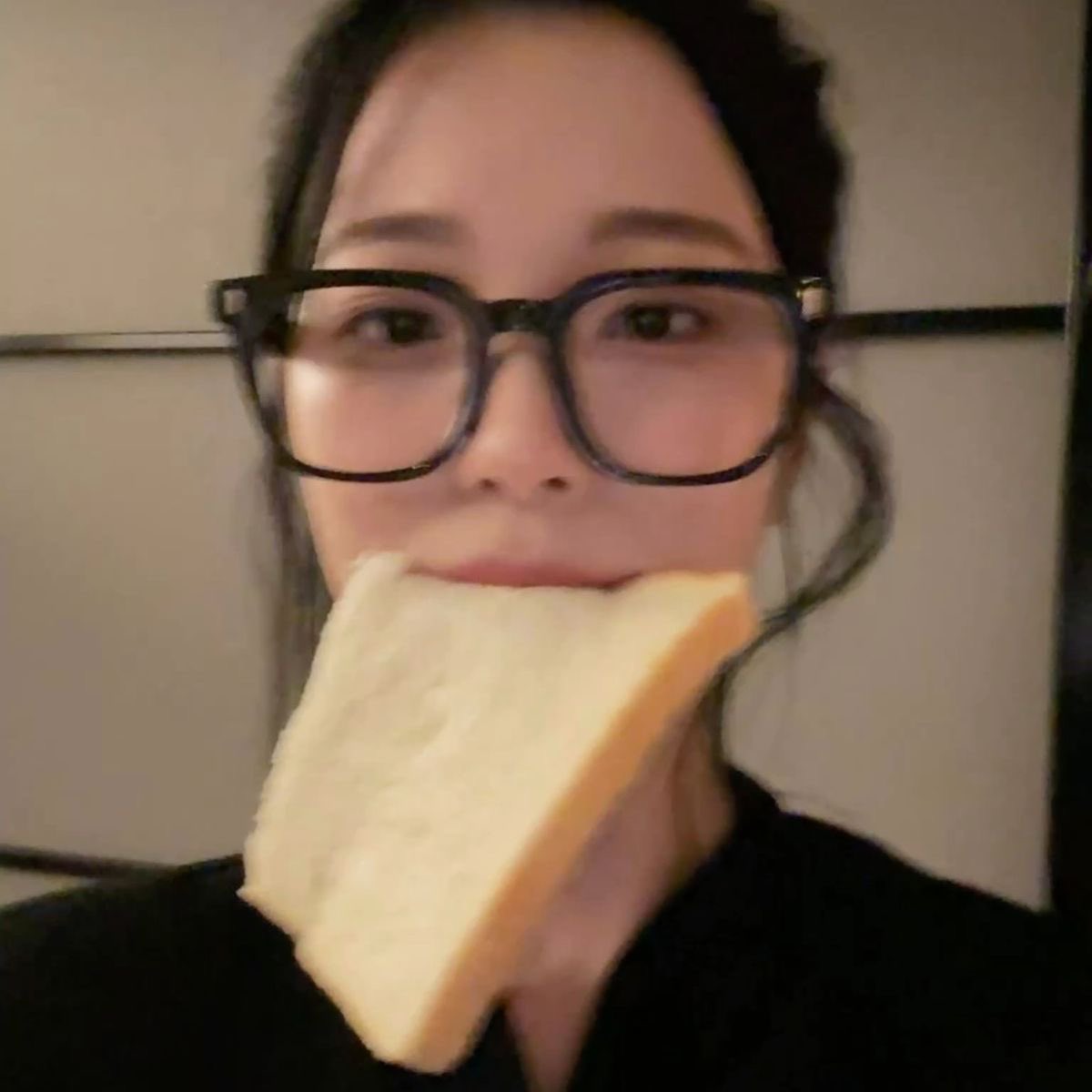 안경이들 보니까 쉬는 날에 각자 뭐하고 있는지 서로 사진 보내준 것 같아서 좋음……..