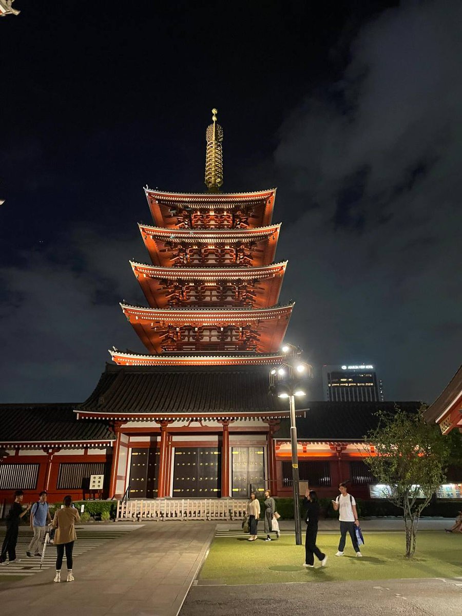 📸⛩️
The ancient tower is like a lamp, lighting up the heart.
The night at Sensoji Temple always has a magical power that calms people down.
