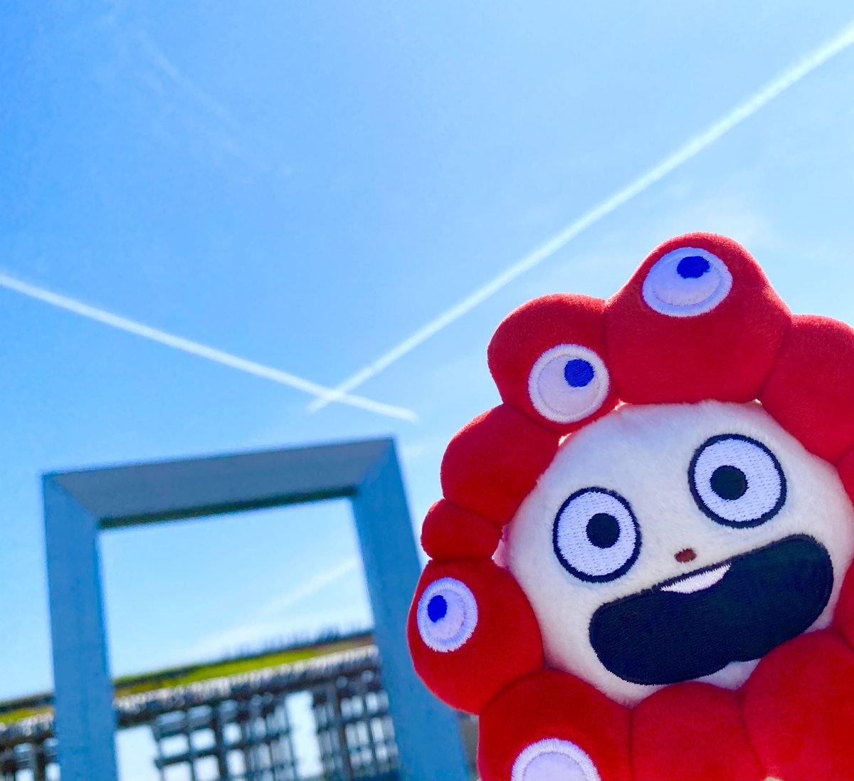 chamarumaruru's tweet image. 今日は万博会場から〜✈️💫
きれいな夏空にブルーインパルス
映える〜✈️💫
#ブルーインパルス
#大阪・関西万博 
#expo2025
#ごきげんぱんだ