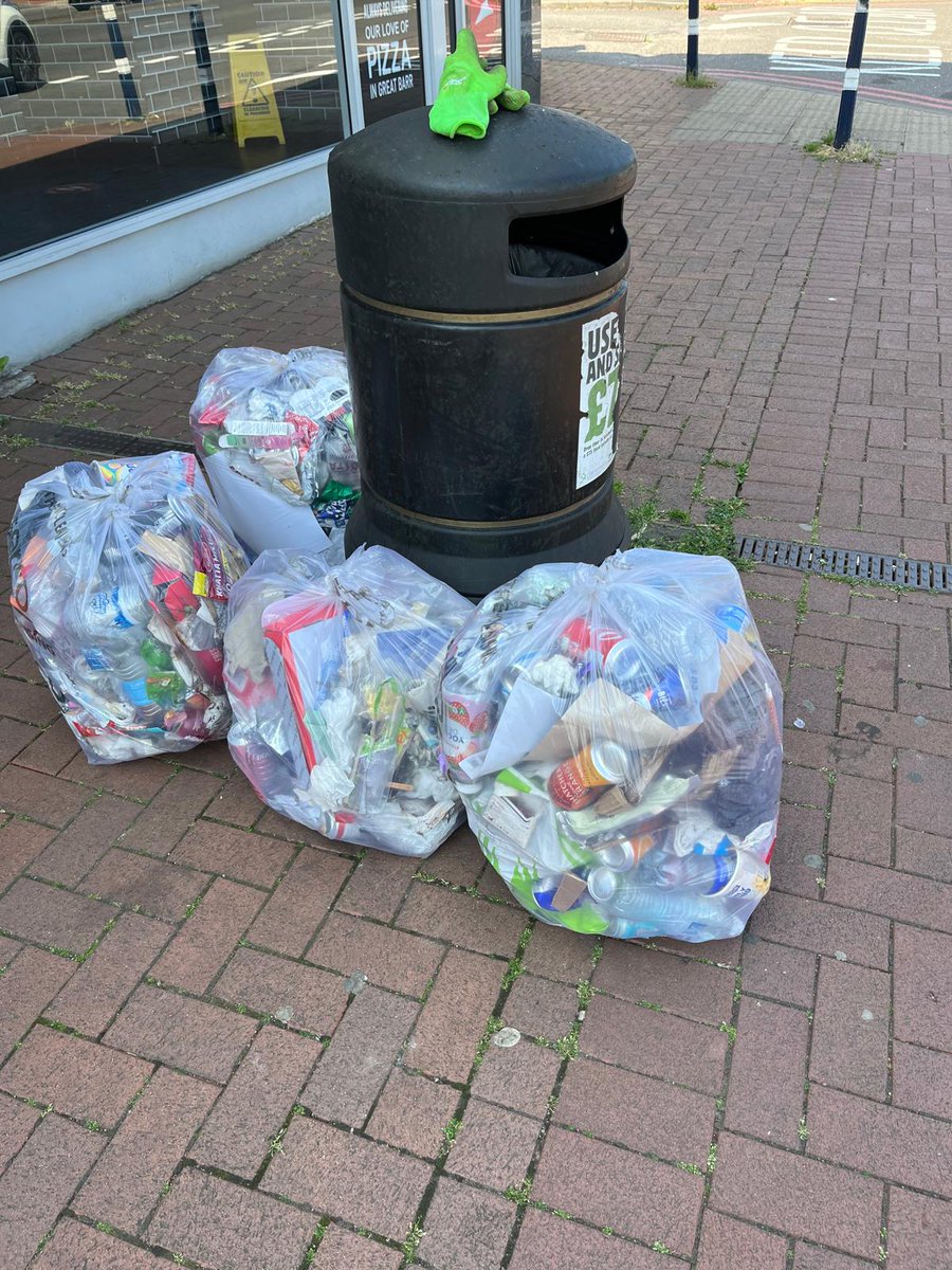 Litterwatch1's tweet image. Big morning for Jason. Smashed 4 bags before the heat hit. Met a fellow volunteer, too. He went home for a cold shower &amp;amp; and a well-earned brekkie. #VolunteerLife #Community #litterpickers #sandwell #greatbarr